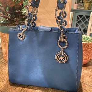 MK CYNTHIA SMALL NORTH SOUTH CHAIN SATCHEL